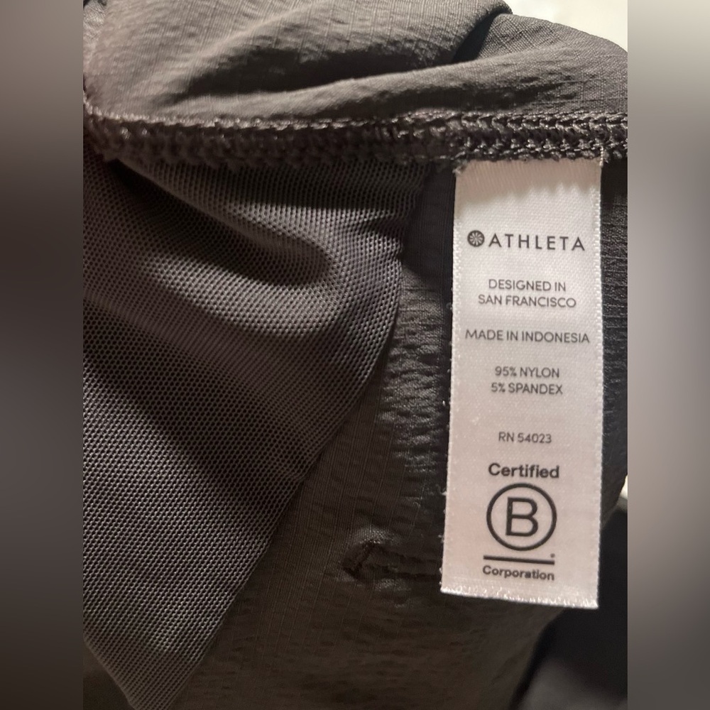 GW 2025 Athleta Sz 4 Women’s Lightweight Shorts w/front & back pockets - Picture 9 of 12